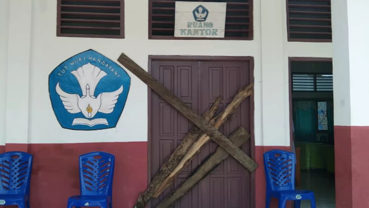 Zet Koly Siap Teken Ijazah Dengan Syarat, Kantor SDN Pailelang-Alor Yang Digembok Orang Tua Murid Telah Dibuka