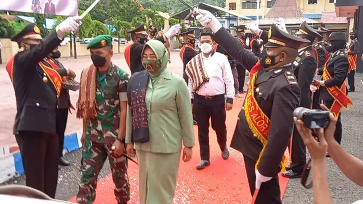 Pesan Dibalik Karpet Merah dan Gerbang Pora Bagi Dandim dan Ketua PN di Mapolres Alor. Bupati: Ini Sejarah