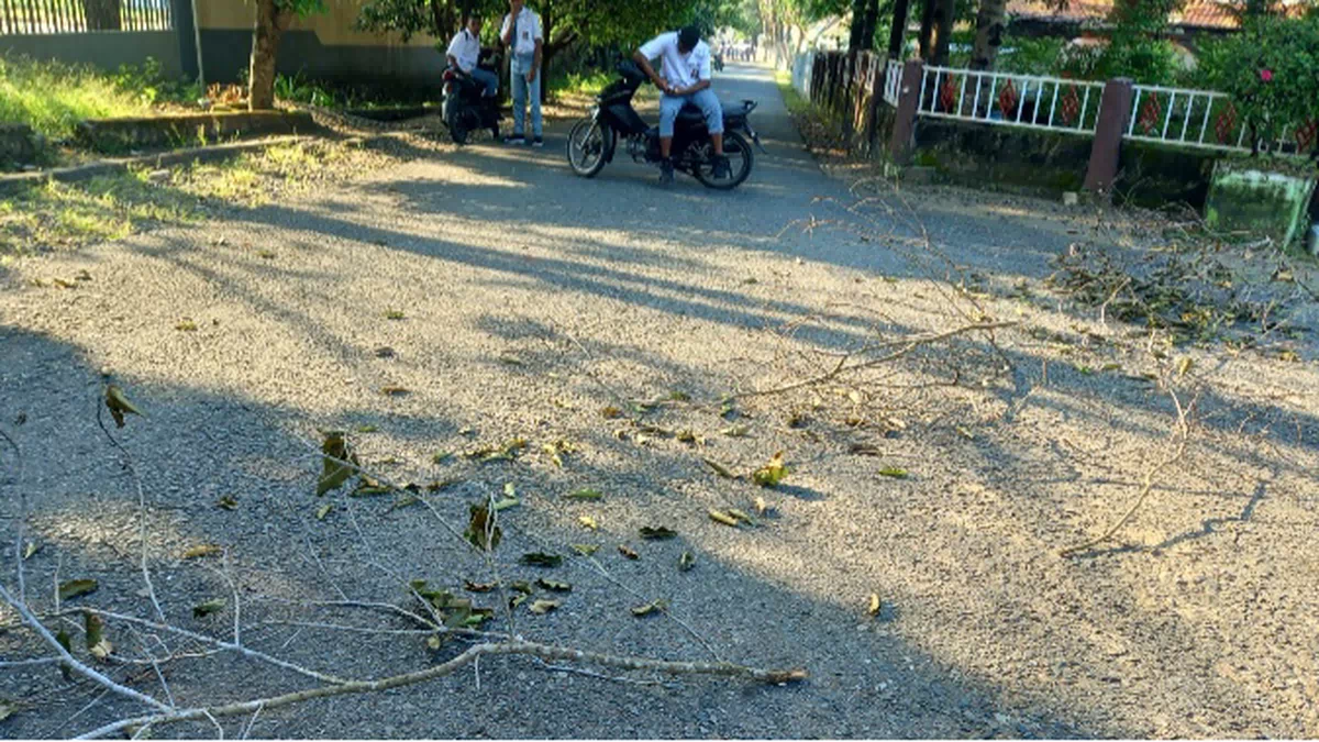 SMKN 4 Tutup Simpang Jalan Depan Rujab Bupati Alor Pakai Sampah Ranting Pohon