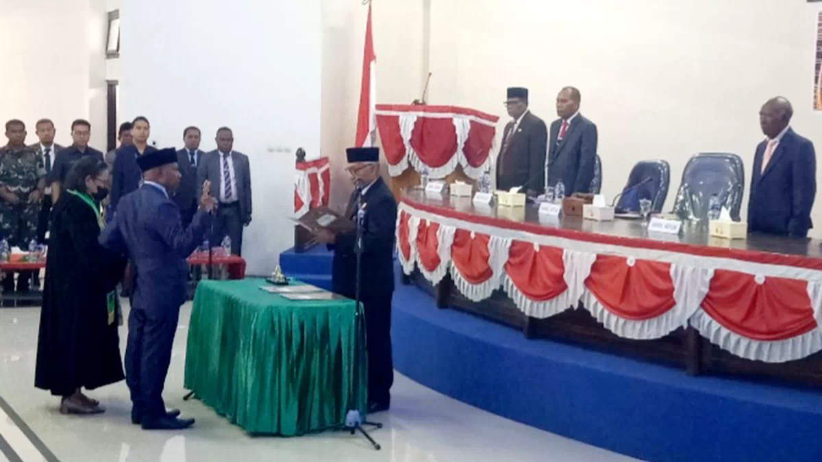 Usai Lantik Anggota PAW DPRD Alor, Ini Pesan Singhs dan Respon Piter