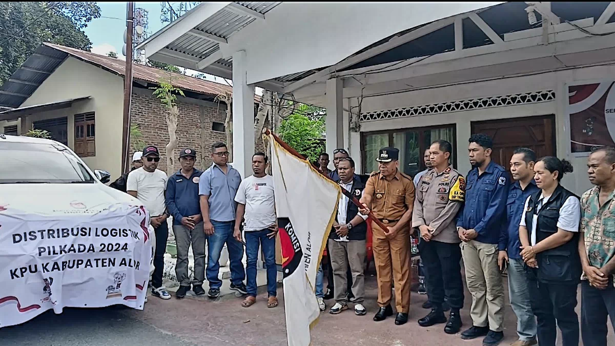Pj.Bupati Alor Lepas Distribusi Logistik Pilkada 2024, KPU: H-1 Tiba di 510 TPS
