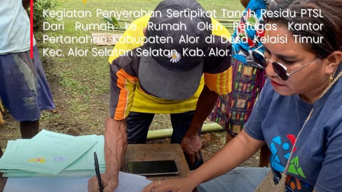 Kantah Alor Serahkan Sertifikat Tanah Residu PTSL dari Rumah ke Rumah di Kelaisi Timur