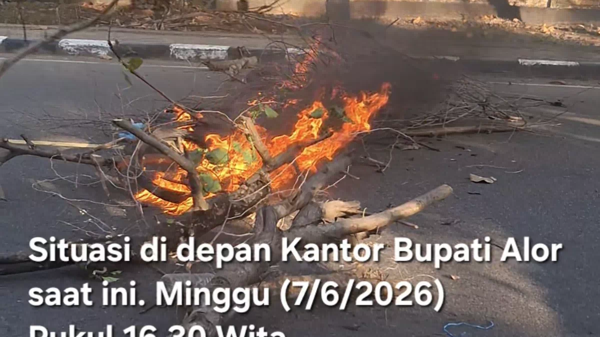 Asap Api Membumbung Sebagai Signal Protes Warga Jelang Pelantikan Ratusan Pejabat Eselon II, III, & IV Pemkab Alor