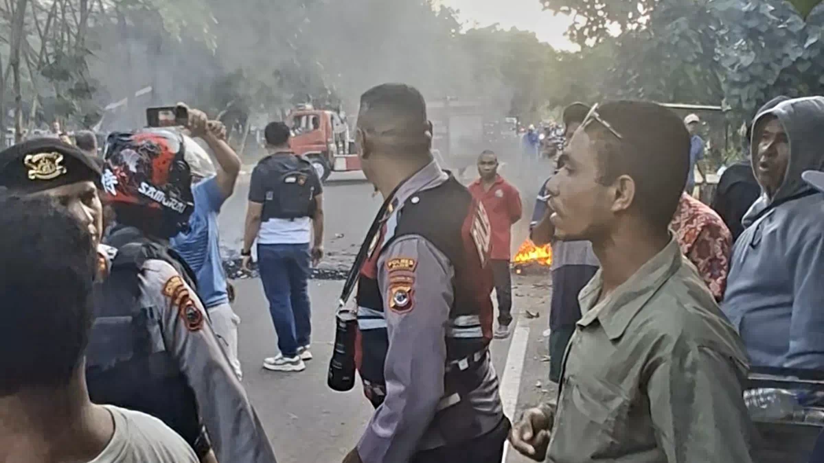 Polisi Bubarkan Massa Aksi di Kantor Bupati Alor, Ada Yang Nyaris Diciduk