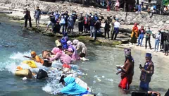 Tuah Ritual Perempuan Penenun Umapura “Memeluk” Laut