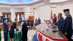 Ketua DPRD Alor Lantik Anggota PAW Dari PKS. Anggrek Kutip Surat Al Maidah Dalam Pidatonya
