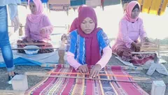 Buka Festival Tenun, Bupati Alor Himbau Lelaki Ternate Harus Bisa Menenun dan Harga Tenunan Jangan Terlalu Mahal
