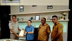 Kakantah Alor Serahkan Sertipikat Tanah Aset Pemda Alor, Diterima Wabup Rocky Winaryo